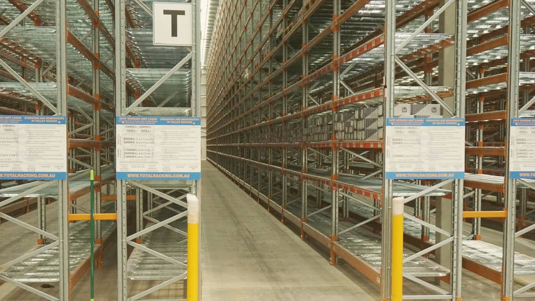 Very narrow aise pallet racking